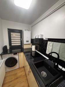 Η κουζίνα ή μικρή κουζίνα στο Book Me Now Apartments +3 φωτογραφίες