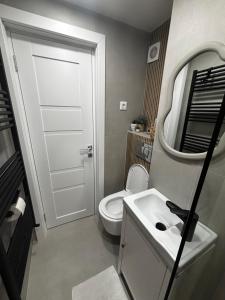 Ένα μπάνιο στο Book Me Now Apartments