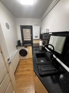 Η κουζίνα ή μικρή κουζίνα στο Book Me Now Apartments