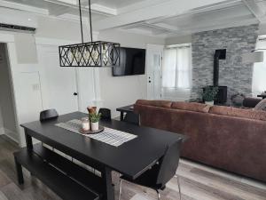 un soggiorno con un tavolo e un divano di Saltline Retreat a Tillamook