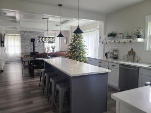 una cucina con un albero di Natale al centro di Saltline Retreat a Tillamook