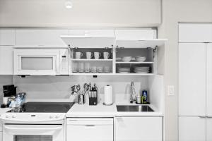 Η κουζίνα ή μικρή κουζίνα στο Elegant Waterfront Esc Modern Condo in Toronto