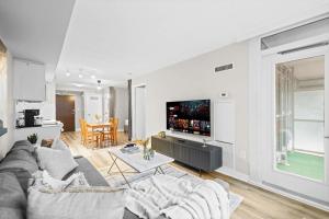 Μια τηλεόραση ή/και κέντρο ψυχαγωγίας στο Elegant Waterfront Esc Modern Condo in Toronto