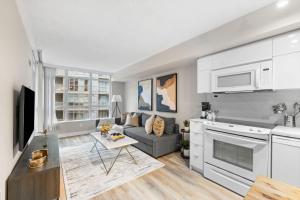Η κουζίνα ή μικρή κουζίνα στο Elegant Waterfront Esc Modern Condo in Toronto +33 φωτογραφίες