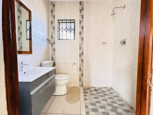 Koupelna v ubytování Maletjane Holiday Resort + 11 fotografií