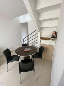 a dining room with a table and chairs at Aconchegante Cobertura duplex in Belém