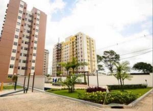 a park in front of some tall buildings at Aconchegante apartamento Sinta-se em Casa in Belém