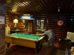 Biliár nebo kulečník v ubytování Old Sierra City Hotel