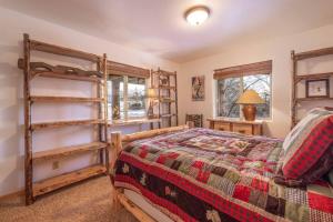 1 Schlafzimmer mit einem Bett und 2 Holzregalen in der Unterkunft Pegasus Luxe Mnt Retreat Stunning Views & Hot Tub in Big Bear Lake