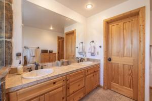 ein Badezimmer mit zwei Waschbecken und einem großen Spiegel in der Unterkunft Pegasus Luxe Mnt Retreat Stunning Views & Hot Tub in Big Bear Lake + 44 Fotos