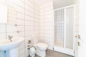 Ένα μπάνιο στο Cozy Lapta Sel B5 Apartment +38 φωτογραφίες