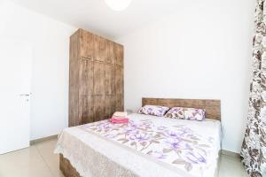 Ένα ή περισσότερα κρεβάτια σε δωμάτιο στο Cozy Lapta Sel B5 Apartment