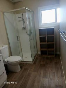 Phòng tắm tại Happy Haven Lodge II Private Double Room for Couple, Cozy Shared Apartment for Female only