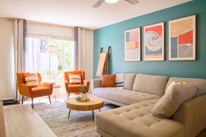 Posezení v ubytování The Scott Getaway - Walkable to Old Town, remodeled space, heated pool!