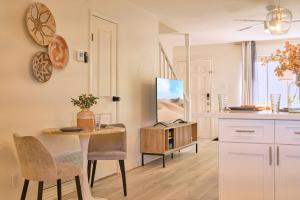 Fotografie z fotogalerie ubytování The Scott Getaway - Walkable to Old Town, remodeled space, heated pool! v destinaci Scottsdale + 18 fotografií