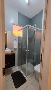 a bathroom with a shower and a toilet at Kitnet próxima da USP, CPO e USC in Bauru +5 photos