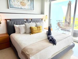 プンタ・ミタにあるOcean and Jungle Escape at Bolongoの白い枕が付いた大きなベッドのある寝室