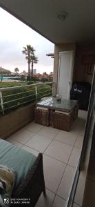 a balcony with a table and a view of the ocean at Hermoso Departamento Algarrobo in Algarrobo