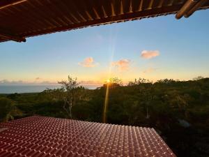 圣克里斯托瓦尔Bamboo Cabin的从房子的屋顶上可欣赏到日落美景