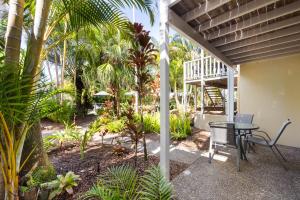 Un jardín fuera de Riverside Rest on Noosa River