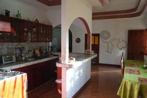 Chakana Yoga Homestayにあるキッチンまたは簡易キッチン