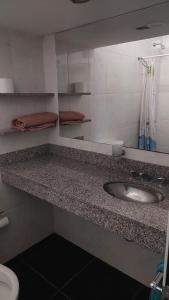 encimera con lavabo y aseo en El Cacique, en General San MartÃ­n