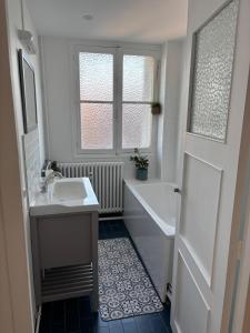 a bathroom with a sink and a tub and a toilet at La Petite Parisienne-Centre ville -Gare -Airport in Beauvais