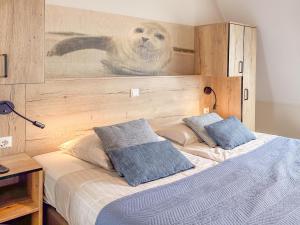 a bed with two pillows on it in a bedroom at Top luxe 27G in Colijnsplaat