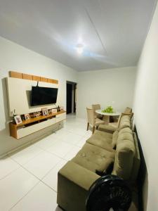 CastanhalにあるCasa para a COP 30のソファとテーブルのあるリビングルーム