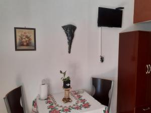 una habitación con una mesa con un mantel. en HerBer 1, en La Rioja
