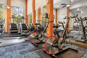 une salle de sport avec plusieurs vélos et tapis de course dans l'établissement Resort Style Apartment/Home - The Woodlands, à The Woodlands