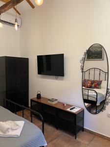 a room with a mirror and a desk and a bed at Apartments PKT DeLux in Niš