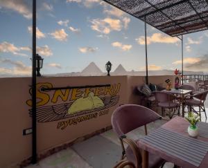 a restaurant with a view of the pyramids at three pyramids view & jacuzii in Cairo