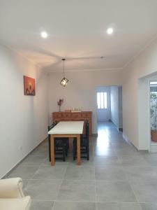 ein Esszimmer mit einem Tisch und einigen Stühlen in der Unterkunft Departamento in Trenque Lauquen