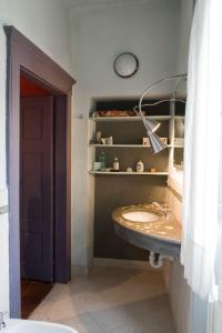 Ett badrum på Lunafragola Atelier B&B