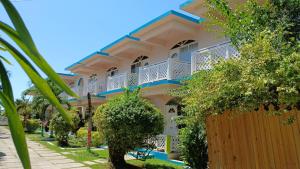 尼格瑞尔Fun Holiday Beach Hotel的一座前面有围栏的大楼