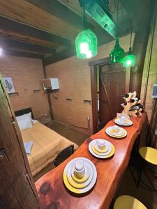 Una habitación con una mesa de madera con platos encima. en Chalé aconchegante em Santo Antônio do Pinhal, en Santo Antônio do Pinhal