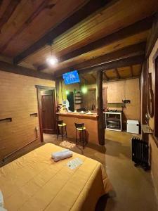 Una habitación grande con una cama y una cocina. en Chalé aconchegante em Santo Antônio do Pinhal, en Santo Antônio do Pinhal