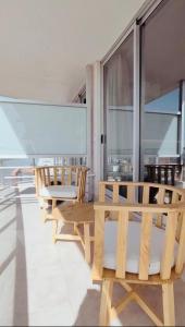 Un comedor con mesas y sillas de madera. en Departamento en Santa Fe Capital, en Santa Fe