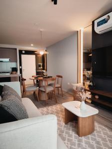 Una sala de estar con un sofá blanco y una mesa. en Departamento en Santa Fe Capital, en Santa Fe 21 fotos más