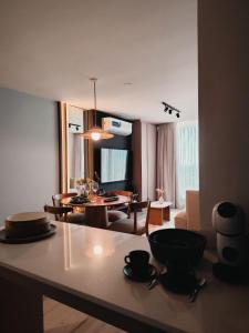 Una sala de estar con una mesa y un comedor. en Departamento en Santa Fe Capital, en Santa Fe