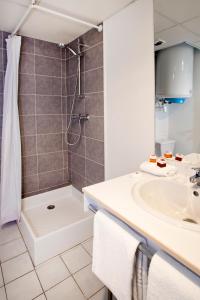Koupelna v ubytování Séjours & Affaires La Rochelle Les Minimes