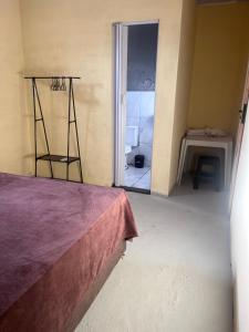 Zimmer mit einem Bett und einer Tür zu einem Zimmer in der Unterkunft Casa nos Lençóis Maranhenses-Santo Amaro MA in Santo Amaro