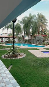 vista su una piscina con una palma di Córcega Condo a Stella