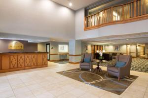 een lobby van een hotel met 2 stoelen en een tafel bij Wingate by Wyndham Garner/Raleigh South in Garner