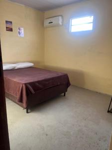 ein Schlafzimmer mit einem Bett in einem Zimmer mit einem Fenster in der Unterkunft Casa nos Lençóis Maranhenses-Santo Amaro MA in Santo Amaro