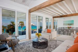 Χώρος καθιστικού στο Sandy Hill Beach House home