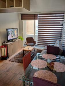 Sala de estar con 2 mesas y TV en San francisco 335/317, en Santiago