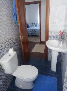Ένα μπάνιο στο Apartamento amplio, luminoso, tranquilo y a 5 minutos de la plaza mayor