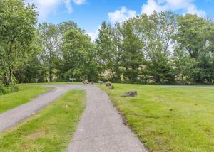 Κήπος έξω από το Anglesey Lakeside Lodges